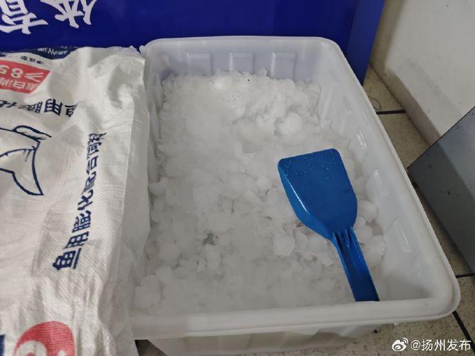 扬州队为现场球迷提供防暑降温福利：免费饮用水与冰桶