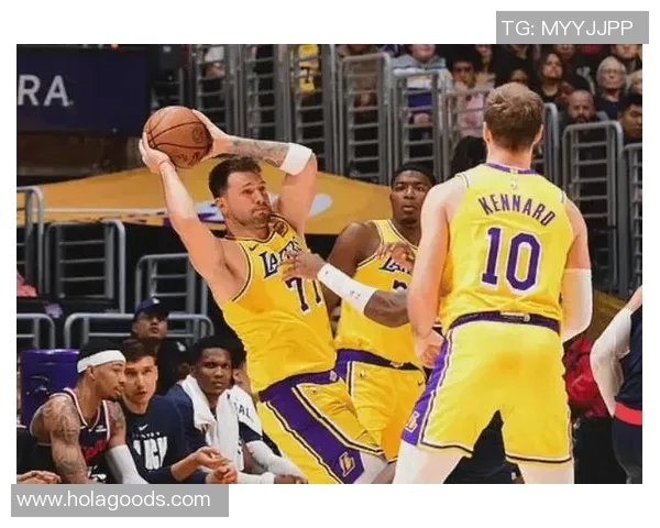 东契奇38+11莱昂纳德31分伤退 湖人险胜快船